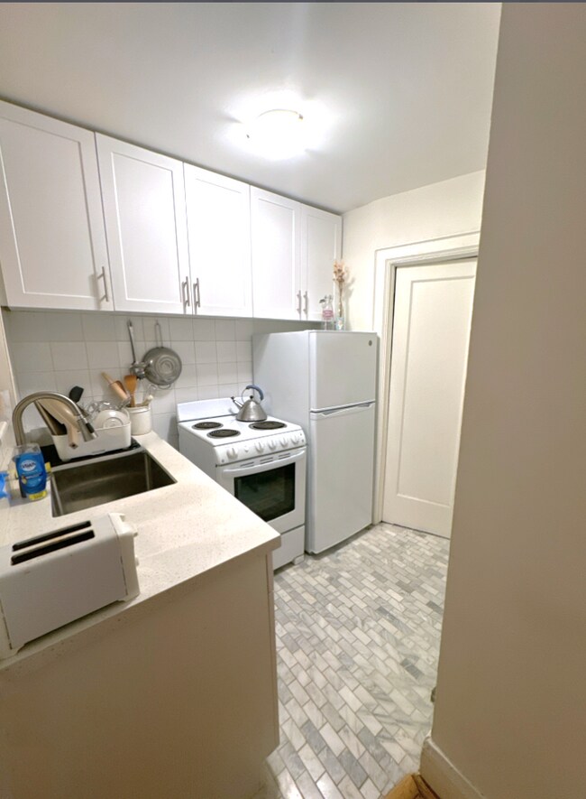 492 Montrose Ave in Toronto, ON - Building Photo - Building Photo