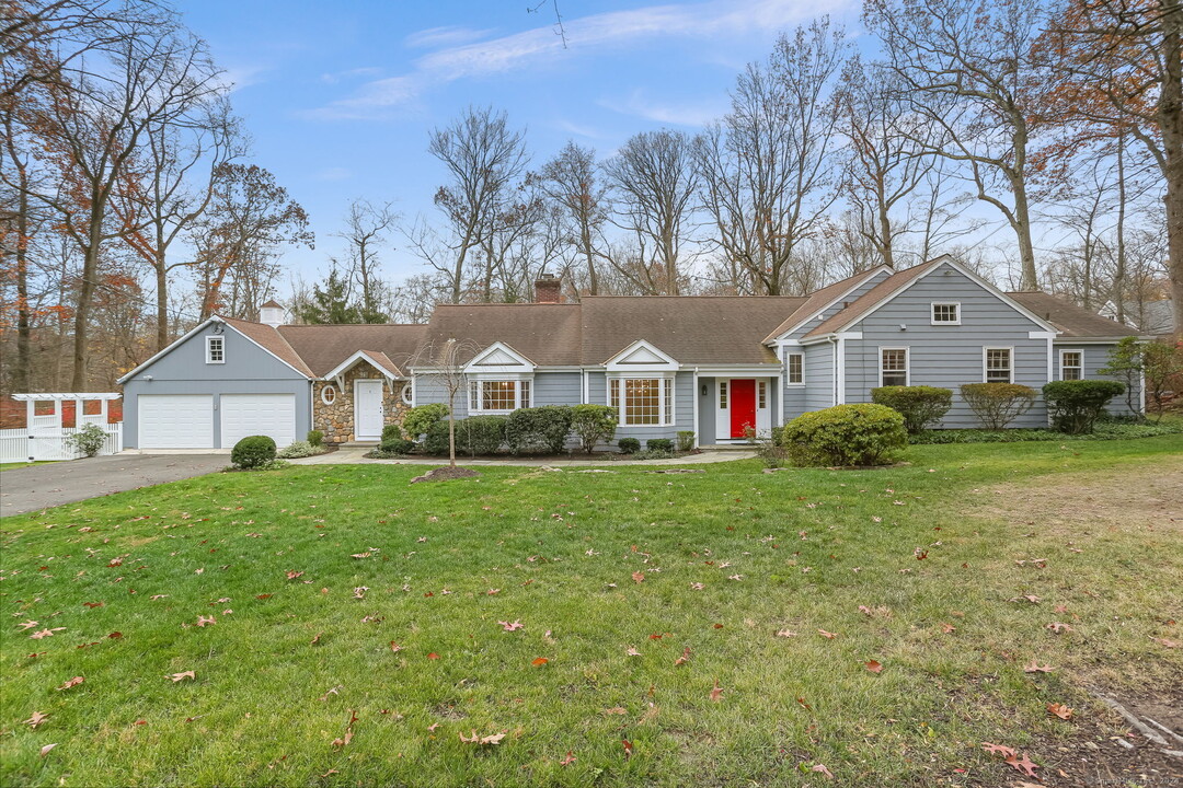 1 Hickory Ln in Darien, CT - Building Photo