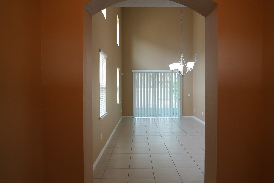 2212 Lennox Dale Ln in Brandon, FL - Building Photo