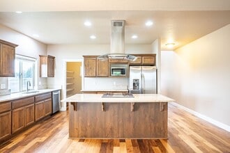 3062 NE Red Oak Dr in Bend, OR - Building Photo - Building Photo