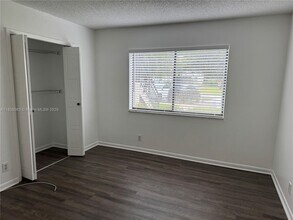 417 Lakeview Dr in Weston, FL - Foto de edificio - Building Photo