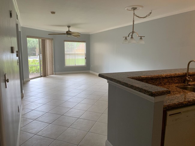 4855 Via Palm Lakes-Unit -902 in West Palm Beach, FL - Foto de edificio - Building Photo