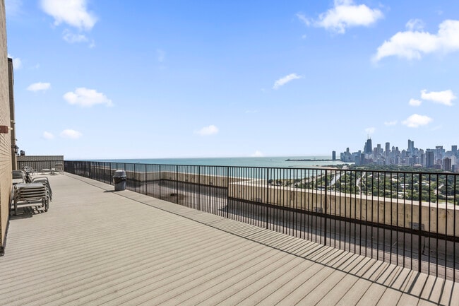 2800 N Lake Shore Dr, Unit 613 in Chicago, IL - Building Photo - Building Photo