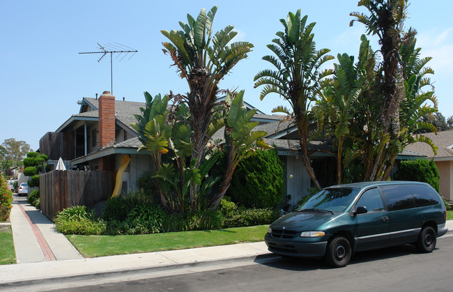 17082 GROVE in Huntington Beach, CA - Building Photo - Building Photo