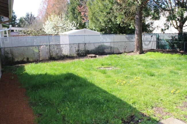 2271 NE Kathryn St in Hillsboro, OR - Building Photo - Building Photo