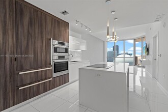851 NE 1st Ave, Unit #1506 in Miami, FL - Foto de edificio - Building Photo