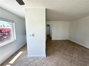11225 1st St E in Treasure Island, FL - Building Photo - Building Photo