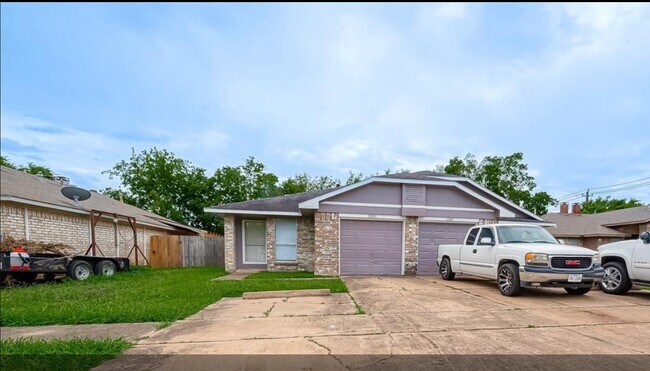 12005 Tambourine Dr in Stafford, TX - Building Photo - Building Photo