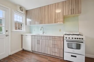 68 New England Ave in Summit, NJ - Building Photo - Building Photo