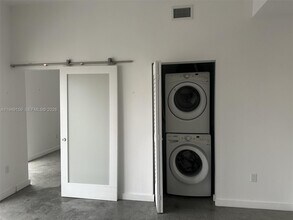 151 SE 1st St, Unit 1006 in Miami, FL - Foto de edificio - Building Photo