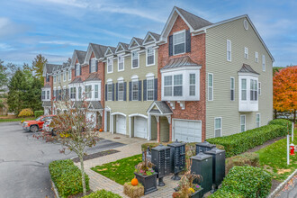 Chatham Square in Bay Shore, NY - Building Photo - Building Photo