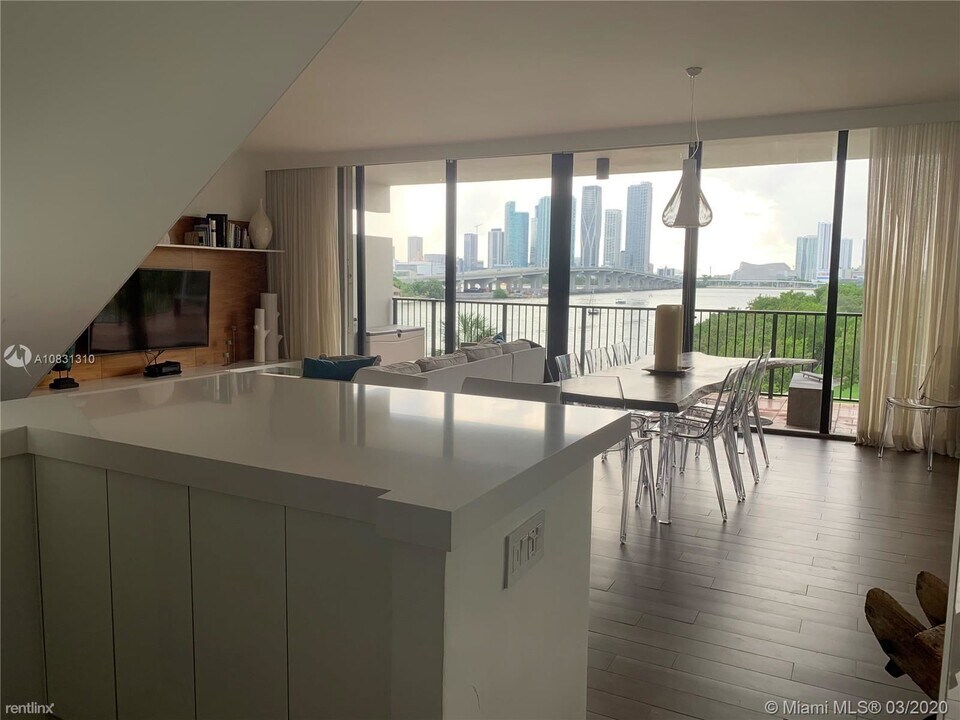 1000 Venetian Way in Miami Beach, FL - Building Photo