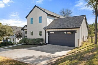 3018 Sunridge Dr in Austin, TX - Foto de edificio - Building Photo