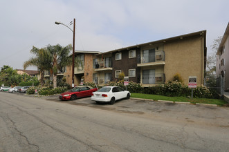 Vineland South Apartments in Studio City, CA - Foto de edificio - Building Photo