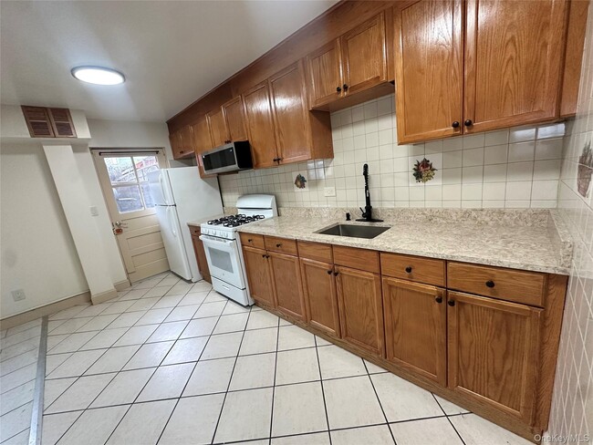 1214 E 224th St in Bronx, NY - Building Photo - Building Photo