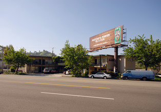 2762 W Broadway in Los Angeles, CA - Building Photo - Building Photo