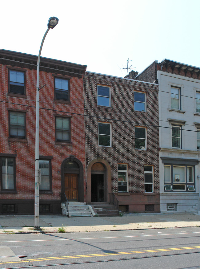 1710 W Girard Ave in Philadelphia, PA - Foto de edificio - Building Photo