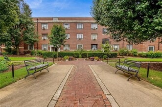 1217 N Main St, Unit B in High Point, NC - Foto de edificio - Building Photo