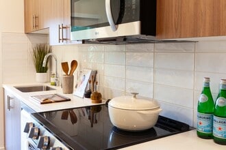 PENDANT on Topanga in Canoga Park, CA - Foto de edificio - Building Photo