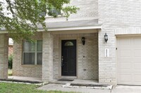 221 Primrose Blvd in Kyle, TX - Foto de edificio - Building Photo