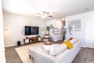 15705 Singh Dr in Austin, TX - Foto de edificio - Building Photo