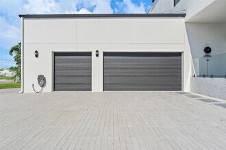 585 Dolphin Ave SE in St. Petersburg, FL - Building Photo - Building Photo