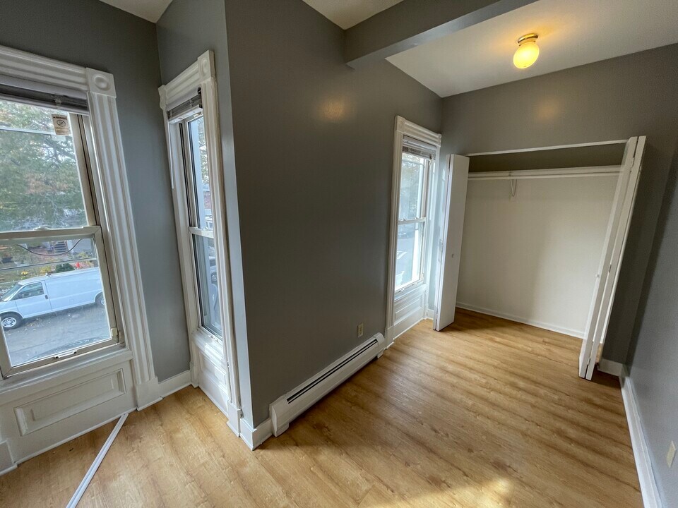 327 Greenwich Ave, Unit 2 in New Haven, CT - Building Photo