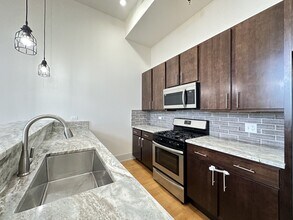 1426 W 21st St, Unit M07H in Chicago, IL - Building Photo - Building Photo
