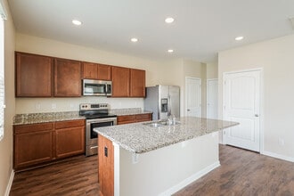 253 Autumn Terrace Ln in Clarksville, TN - Foto de edificio - Building Photo