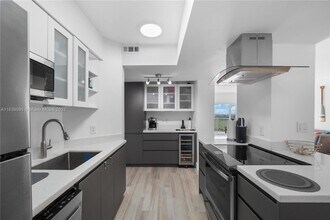 300 Bayview Dr, Unit 1510 in Sunny Isles Beach, FL - Building Photo - Building Photo