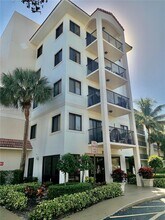 2105 Lavers Cir in Delray Beach, FL - Building Photo - Building Photo