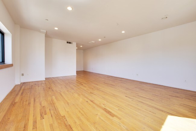 3945-3949 Crescent St in Long Island City, NY - Building Photo - Building Photo