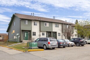 Rundlemere Green in Calgary, AB - Building Photo