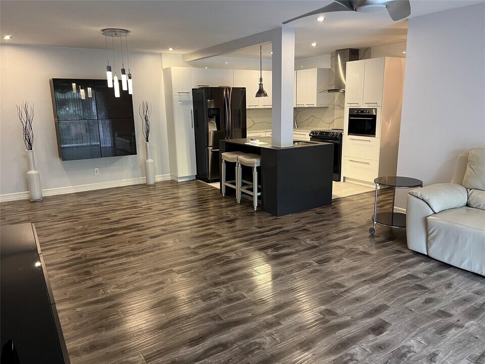 6417 Bayou Glen Rd in Houston, TX - Building Photo