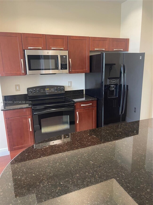 7280 SW 90th St in Miami, FL - Foto de edificio - Building Photo