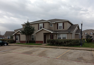 Creekside Terrace Apartments in Ennis, TX - Building Photo - Building Photo