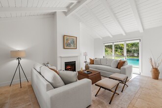 10825 Savona Rd in Los Angeles, CA - Foto de edificio - Building Photo