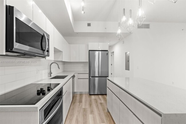 101 Diplomat Pkwy, Unit 1406 in Hallandale Beach, FL - Building Photo - Building Photo