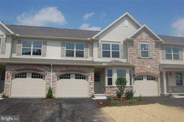 1833 Vista Dr in Mechanicsburg, PA - Building Photo