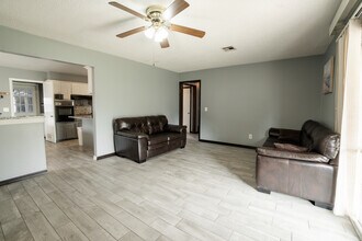 2308 SW 76th St in Oklahoma City, OK - Foto de edificio - Building Photo