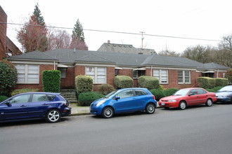 2176-2186 NW Irving St in Portland, OR - Building Photo - Building Photo