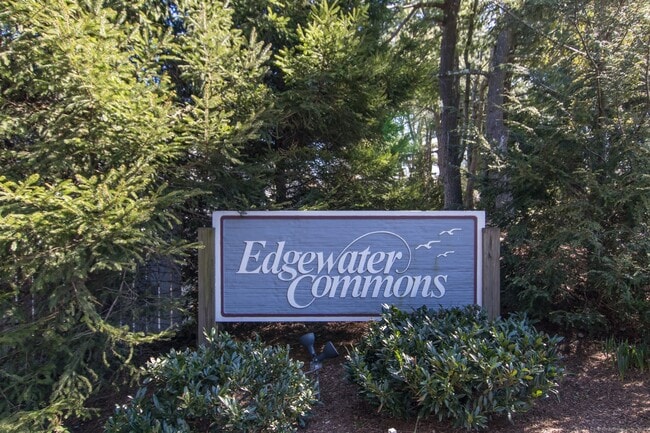 32 Edgewater Commons Ln