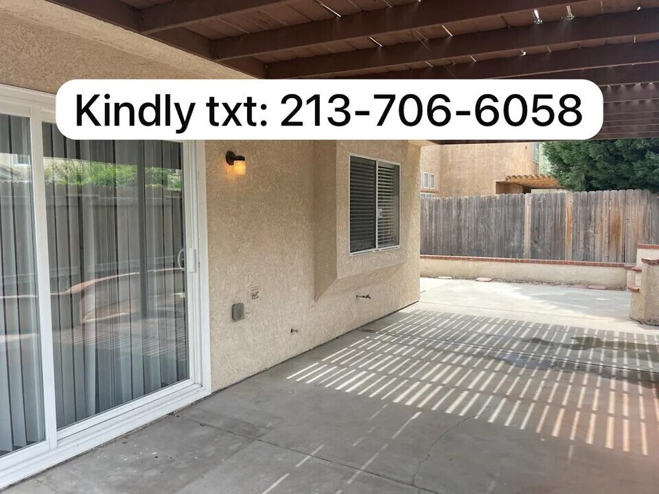 11479 Winery Dr in Fontana, CA - Building Photo