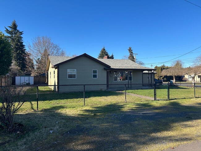 320 6th St in Dayton, OR - Building Photo - Building Photo