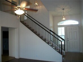 2021 Nestlewood Dr in Austin, TX - Foto de edificio - Building Photo