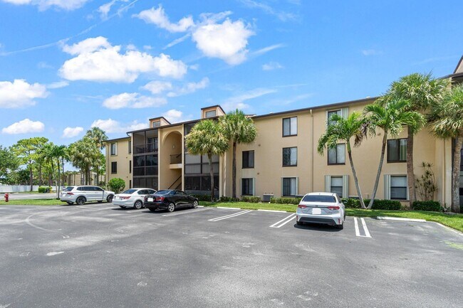 811 Sky Pine Way in Greenacres, FL - Building Photo - Building Photo