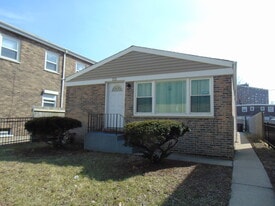 323 W Root St in Chicago, IL - Building Photo