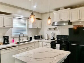 9775 Pine Lake Dr in Houston, TX - Building Photo - Building Photo