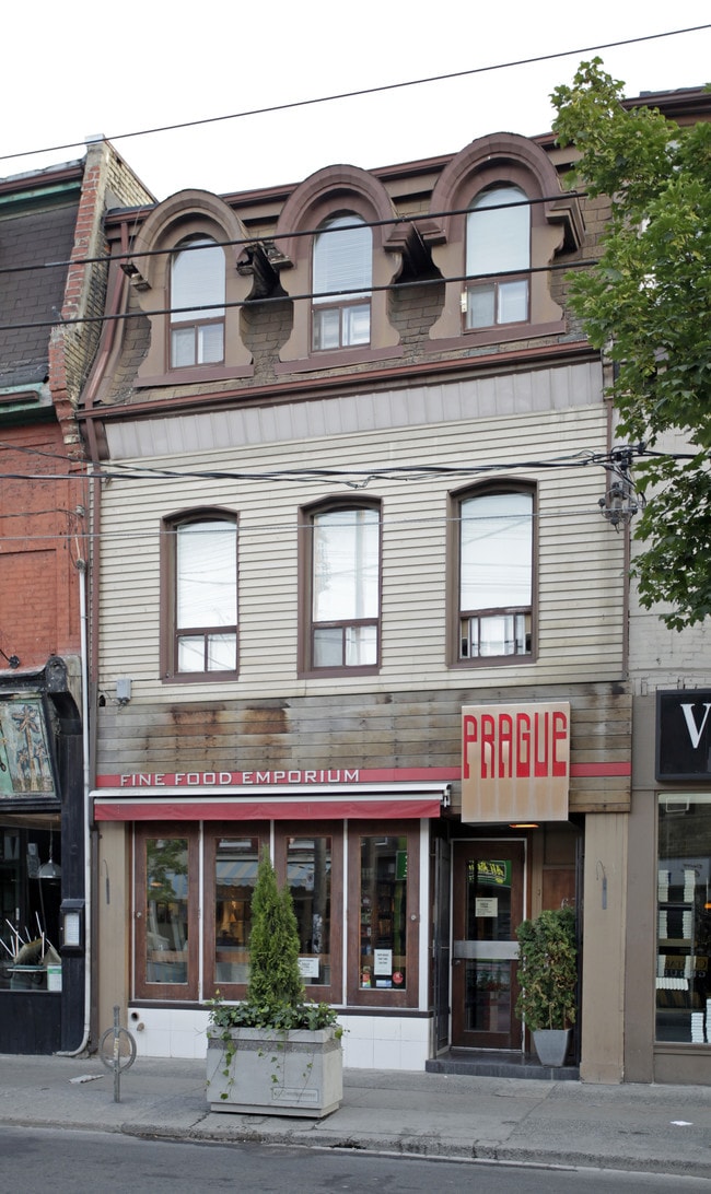 638 Queen St W