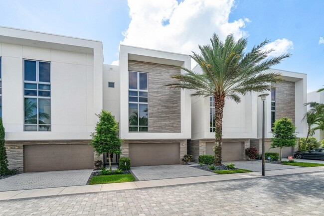 4130 NW 17th Ave in Boca Raton, FL - Foto de edificio - Building Photo